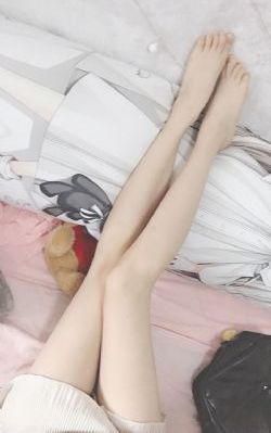 小女孩把东西塞进口袋_高清高清迅雷在线观看